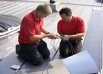 
Elektrischer Test eines Laminats vor dem Anschluss. Wenn die Laminate verklebt sind, ist es dafür zu spät.
