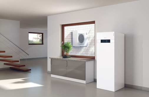 
Kein Kühlschrank, sondern ein anderer Stromverbraucher: Diese Wärmepumpe (Vitocal 222) wird mit Strom betrieben. Sie zieht Umweltwärme aus der Außenluft, der Verdampfer (Split-Bauweise) ist hinter dem Fenster zu sehen.
