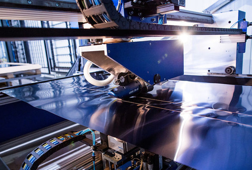 
Fertigung der Absorberbleche im schlesischen Ratibor: Mit dem neuen Hybridmodul will der polnische Hersteller Ensol in die Domäne der deutschen Anbieter einbrechen.
