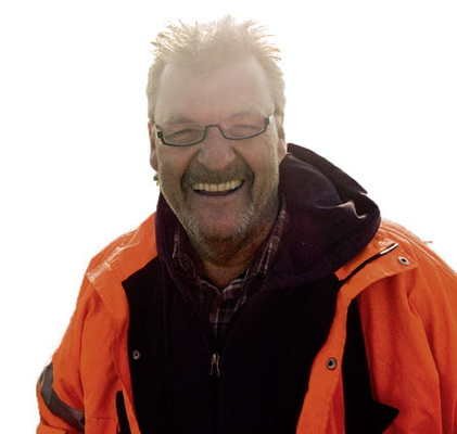 
Der Rheinland-Pfälzer Albert Fink eröffnete im Oktober 2013 eine Akademie für Kleinwindanlagen. Im Hauptberuf leitet der 52-jährige Heizungsinstallateur die Firma Albert Fink Regenerative Energie. Mit Kleinwindanlagen beschäftigt er sich bereits seit mehr als fünf Jahren. Besonders Bauanträge für kleine Windmühlen machen ihm das Leben schwer.

