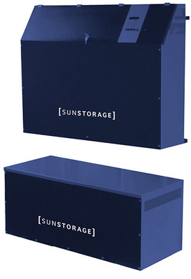 
Die Firma Sig Solar aus dem niedersächsischen Stuhr präsentierte ihre Sunstorage-Produkte. Links ist der Pure Li zu sehen, der Speicher mit Lithiumzellen, rechts die Variante Pure Pb mit Bleispeicher.
