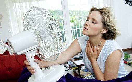 
Der erste Griff gilt dem Lüfter. Doch er kühlt den Raum nicht, sondern erzeugt lediglich Luftbewegungen. Das ist keine Kühlung, im Gegenteil: Der Elektromotor des Ventilators bringt zusätzliche Abwärme in den Raum.
