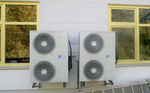 
Kälteaggregat einer Verflüssigereinheit: Das Splitgerät wurde für die Außenaufstellung konstruiert. Das Foto zeigt, welche Probleme die nachträgliche Installation aufwirft. Die Aggregate verdecken teilweise die Fenster.
