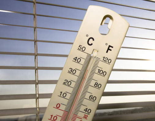 
Unerträglich zum Wohnen und Arbeiten: Mangelnder sommerlicher Hitzeschutz kann zu Raumtemperaturen von 35 bis 40 Grad Celsius führen. In diesem Fall ist Kühltechnik dringend geboten.
