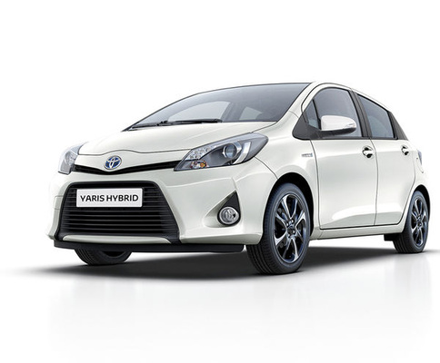 
Schnittiger Kleinwagen: Der Toyota Yaris Hybrid leistet 74 Kilowatt und verbraucht rund 3,6 Liter Benzin auf 100 Kilometer.
