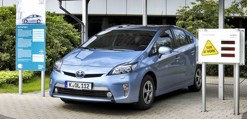 
Der Prius Plug-in Hybrid: Hier hilft Sonnenstrom, teures Benzin zu sparen. Trotzdem muss der Nutzer nicht auf Reichweite verzichten wie bei einem rein batteriegetriebenen Auto.
