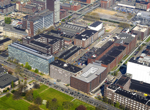 
Neben der Stahlindustrie versucht vor allem die chemische Industrie, die steigenden Strompreise durch Privilegien zu dämpfen. Dabei hat beispielsweise Bayer in Leverkusen genug Dachfläche für riesige Solarkraftwerke.
