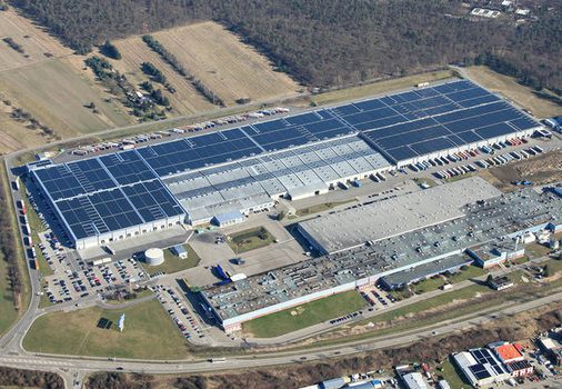 
Auf dem Dach des Reifenwerks von Goodyear in Philippsburg wurden 7,4 Megawatt installiert. Dort stromen 95.500 Solarmodule. Die Anlage wurde von Juwi geplant und errichtet.
