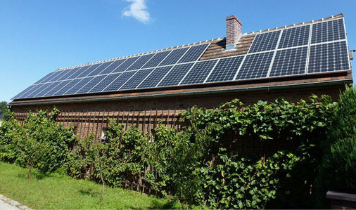 <p>
In der Landwirtschaft ist die Photovoltaik schon ein gängiges Mittel, um die Energiekosten der Betriebe zu senken und die Dächer zu verwerten. Langsam ziehen andere Branchen nach.
</p> - © Foto: Solarwatt

