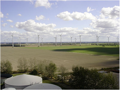 <p>
Ein Enercon-Windpark in Feldheim liefert einen Teil der Windenergie für das Kombikraftwerk. 
</p> - © Foto: Forschungsprojekt Kombikraftwerk 2

