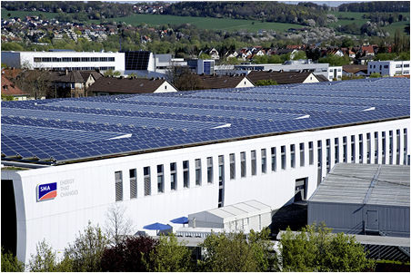 <p>
Sonnenenergie vom Dach: Die Photovoltaikanlage des Wechselrichterherstellers SMA Solar Technology in Niestetal bei Kassel. 
</p> - © Foto: Forschungsprojekt Kombikraftwerk 2

