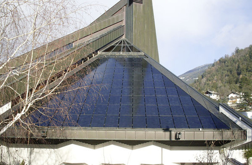 
Kirchenneubau in Brixen: Bei dieser Solarpyramide wurden Standardmodule verbaut. Die Kanten wurden mit Dummys und Blechen verblendet.
