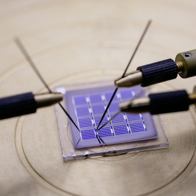 
Polykristalline Silizium-Solarzellen auf Glas. Die Siliziumschichten sind etwa zehn Mikrometer dünn. Dadurch wird deutlich weniger Material als bei Siliziumwafern benötigt.

