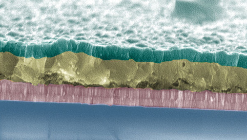 <p>
Im Fokus: eine CIS-Solarzelle, deren Schichtstrukturen durch ein Raster-Elektronen-Mikroskop sichtbar werden. Unten sieht man die blaue Trägerschicht aus Glas.
</p> - © Foto: HZB

