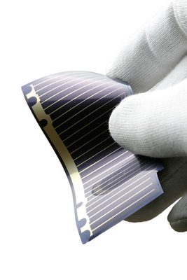 
Zwischen den Fingern: Eine extrem dünne, flexible Solarzelle auf Titanfolie als Trägerschicht. Auch daran forscht das Helmholtz-Zentrum Berlin.
