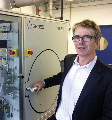 
PVcomB-Direktor Rutger Schlatmann in einer seiner Hallen in Berlin-Adlershof. Hier können Unternehmen einfacher testen, da ihre eigene Produktion dafür nicht unterbrochen werden muss.
