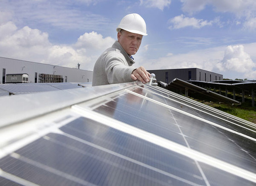 <p>
Sachverständige sollen ein breites und über dem Durchschnitt liegendes Fachwissen haben. Elektrische Messungen gehören zum Standard, wenn eine Anlage begutachtet werden muss. Hier montiert Ingenieur Frank Schröter bei einer Begutachtung einenPyranometer, um die Ergebnisse der Kennlinienmessung besser beurteilen zu können.
</p> - © Foto: Lebherz und Partner/Tom Baerwald

