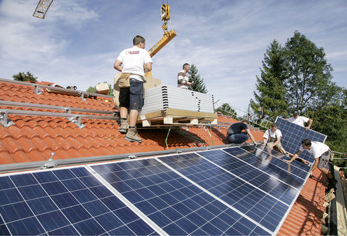 <p>
Montage der Solarmodule auf klassischer Eindeckung: Meist werden die Montageschienen über Dachhaken an die Lattung angebunden.
</p> - © Fotos: Braas

