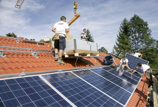 
Montage der Solarmodule auf klassischer Eindeckung: Meist werden die Montageschienen über Dachhaken an die Lattung angebunden.
