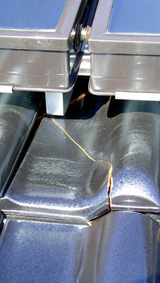 
Die Ableitung der Kräfte über die Dachpfannen sollte vermieden werden. Denn sie führt zum Bruch.
