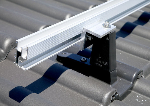 
Um die Standardanlage zu montieren, wird das Schienensystem für die Module auf die Modulstützen montiert. Die Stütze wiederum wird mit der Grundpfanne verbunden.
