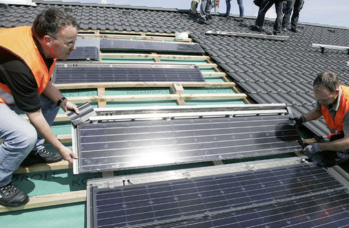 
Damit die Niederschläge wie auf einer konventionellen Eindeckung abfließen können, werden die installierten Premium-Module wie Dachsteine aufgelegt.
