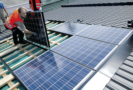 
Die Solarmodule werden von oben nach unten montiert. Im Ergebnis entsteht eine geschlossene, regensichere Fläche, die sich gut in die Eindeckung einfügt. 
