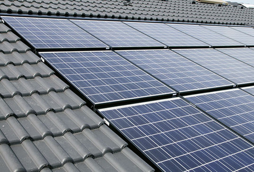 
Spalte sorgen für ausreichend Hinterlüftung. Die Einbindung des Rahmens in die Dachdeckung erfolgt durch Anschlussbleche und Anschlussschürzen.
