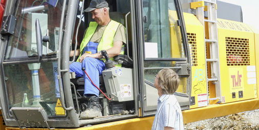
Jürgen Bortloff (rechts) weist den Fahrer der Ramme ein, wo er die Pfähle für die neuen Solartracker setzen soll.
