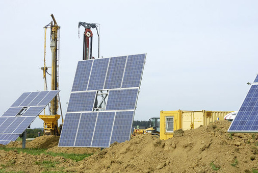 <p>
Aufbau der neuen Solartracker von Deger Energie auf dem Kraftwerksgelände im Schwarzwald. Jürgen Bortloff kümmert sich um die Finanzierung, die Planung und den Bau.
</p>