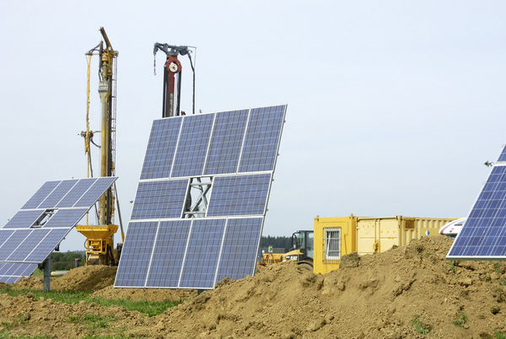 
Aufbau der neuen Solartracker von Deger Energie auf dem Kraftwerksgelände im Schwarzwald. Jürgen Bortloff kümmert sich um die Finanzierung, die Planung und den Bau.
