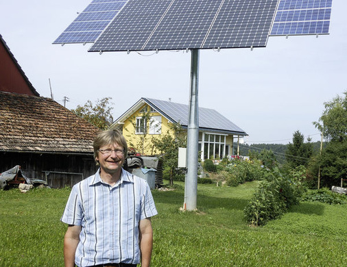 
Bis drei Meter Höhe sind die Tracker in Baden-Württemberg genehmigungsfrei. Neben den höheren Erträgen im Sommer sind die Module besser hinterlüftet. Und im Winter kann sich der Schnee nicht halten.
