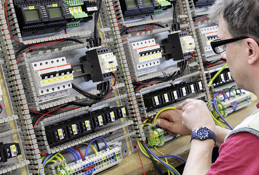 
Fertigung der Ladeelektronik und Schaltschränke für die Deutsche Energieversorgung GmbH in Leipzig. Die kleine Fabrik befindet sich im nördlichen Stadtteil Schönefeld.
