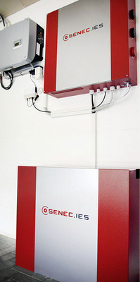 
Das Speichersystem Senec Home G2 besteht aus dem Batterieblock, der ebenerdig aufgestellt wird. Darüber hängt der Schaltschrank mit der Steuerung.
