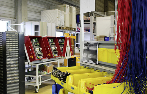 
Noch reichen die Stückzahlen nicht aus, um die Steuerungen und Schaltschränke der Senec-Speicher am Fließband zu produzieren. Immerhin: Die kleine Manufaktur arbeitet unter Volllast.
