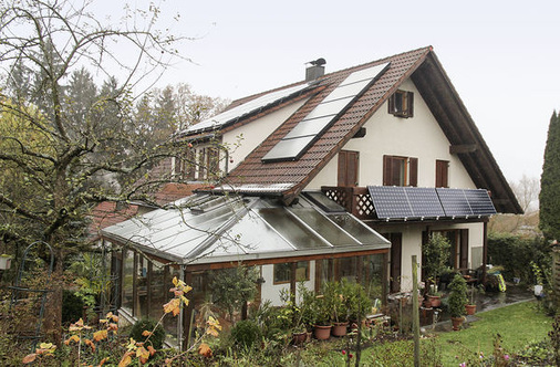 
Das Haus der Familie Elmer in Ellwangen. Die Module in verschiedenen Richtungen sollen nicht maximale, sondern gleichmäßige Leistung über den ganzen Tag liefern.
