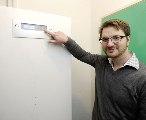 
Im Keller des Einfamilienhauses zeigt Martin Elmer den Stromspeicher. Den haben die Elmers innerhalb eines Feldtests kostenlos von Varta Storage bekommen. 
