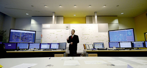 
Am Puls der Energie. Die Leitstelle überwacht und steuert die Energieversorgung in der Region. Dabei muss der Energieversorger auf fluktuierenden Strom reagieren, erklärt Jürgen Backes (ODR).
