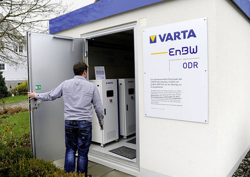 <p>
Spitzenspeicher Nummer eins: ODR und Varta Storage kooperieren in dem Pilotprojekt. Die Lithium-Ionen-Akkus speichern den Strom von rund 50 Solaranlagen.
</p> - © Foto: BSW-Solar

