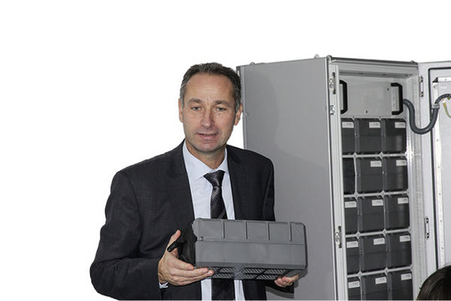 <p>
Francesco Tondo, Vertriebsleiter Varta Storage, erklärt das modular aufgebaute und erweiterbare Batteriespeichersystem Engion.
</p> - © Foto: William Vosatz

