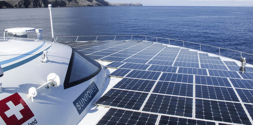 
Kurs auf Galapagos: Die Solartechnik von Planet Solar hat sich unter den rauen Bedingungen der Ozeanebewährt. Nun hält die Photovoltaik langsam Einzug in die Antriebstechnik für Boote und Schiffe.
