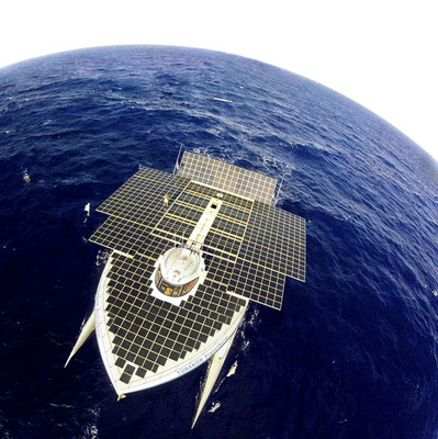 
Liegt derzeit in Loraine am Kai, zur Überwinterung: Planet Solar, der Prototyp eines großen Solarkatamarans. Zuletzt wurde er von Meeresforschern der Universität in Genf genutzt.

