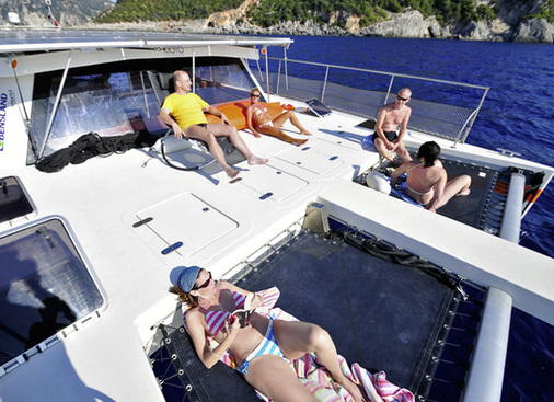 
Der österreichische Katamaran Solarwave ist kleiner als Planet Solar, hat sich jedoch ebenso bewährt. Die Technik ist ausgereift. Solarmodule von Sunpower werden mit Lithium-Ionen-Batterien gekoppelt.
