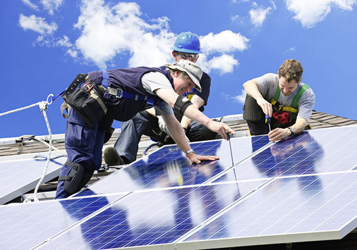 
Module und Wechselrichter sind zu niedrigen Preise verfügbar. Dennoch schrecken viele Kunden vor der Investition zurück. Die richtige steuerliche Bewertung kann die Solaranlage noch attraktiver machen.
