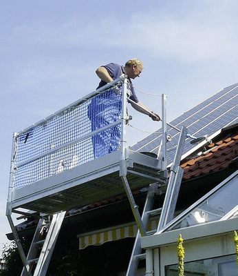 <p>
Kollektiver Schutz: Auch bei der Wartung und Reinigung ist der Arbeitsschutz einzuhalten. Dieser Experte nutzt eine Bühne, die von Leitern gehalten wird. Dadurch hat er ausreichend Handlungsfreiheit.
</p> - © Foto: Mauderer

