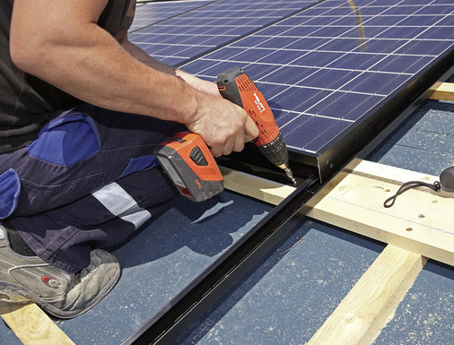 
Für die sichere Montage sind Übersichtlichkeit und freie Hände auf der Baustelle wichtig. Bei besonders starkgeneigten Dächern sind auch die Werkzeuge gegen Abrutschen zu sichern.
