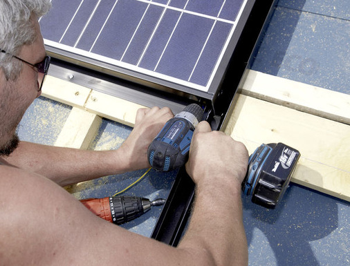 
Ist die Arbeitssicherheit durch Fangnetze, Gerüste oder die persönliche Schutzausrüstung gegeben, kann sich der Installateur voll auf seinen Job konzentrieren. Nur dann ist eine hohe Qualität möglich. 
