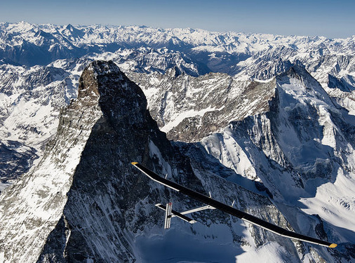 
Flug der Solar Impulse über die Schweizer Alpen. Nicht mit dem Solarflieger,sondern beim Übungsflug mit einem Helikopter ist Borschberg abgestürzt.
