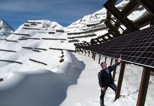
Die starke Sonneneinstrahlung im Sommer und im Winter macht die alpinen Lagen für Photovoltaik besonders interessant. Zumal die Module durch die Winde am Berg gut gekühlt werden. Diese anspruchsvolle Anlage in Graubünden befindet sich höher als 1.500 Meter. Sie leistet ein Megawatt und stromt auf Fangzäunen für Lawinen. Geplant wurde sie von der Energiebüro AG in Zürich.
