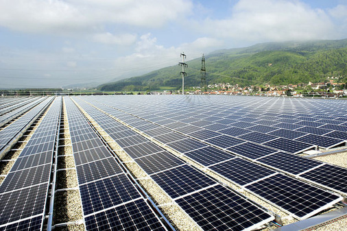 
Mehr als fünf Megawatt leistet dieses Kraftwerk auf dem Dach eines Verteilzentrums der Migros AG, am südlichen Fuß des Jura gelegen.
